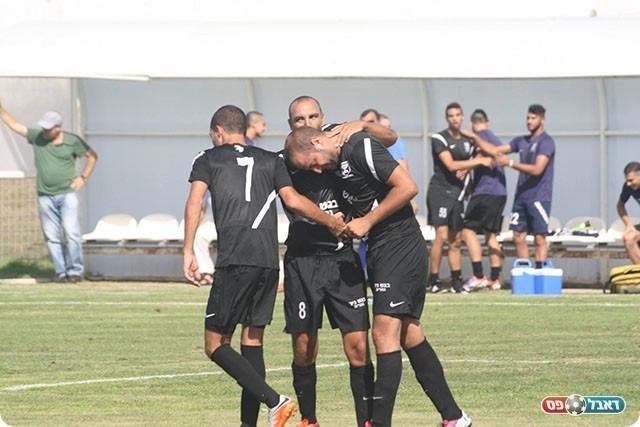 מיכה שושן חוגג שער יום הולדת. (מיכה פישנזון)